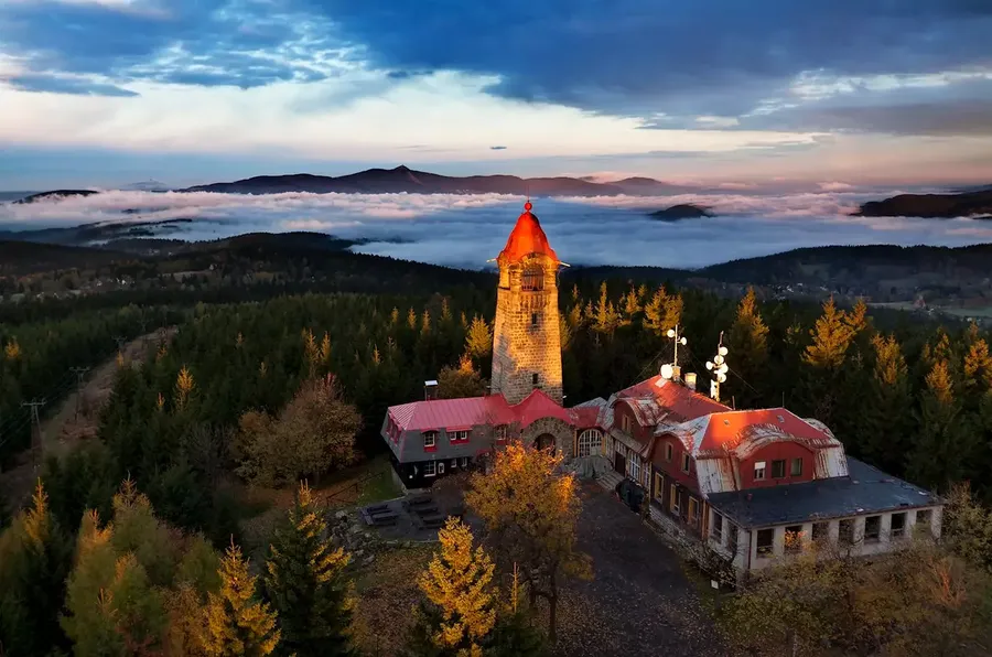 Kamenná rozhledna Černá Studnice s horskou chatou